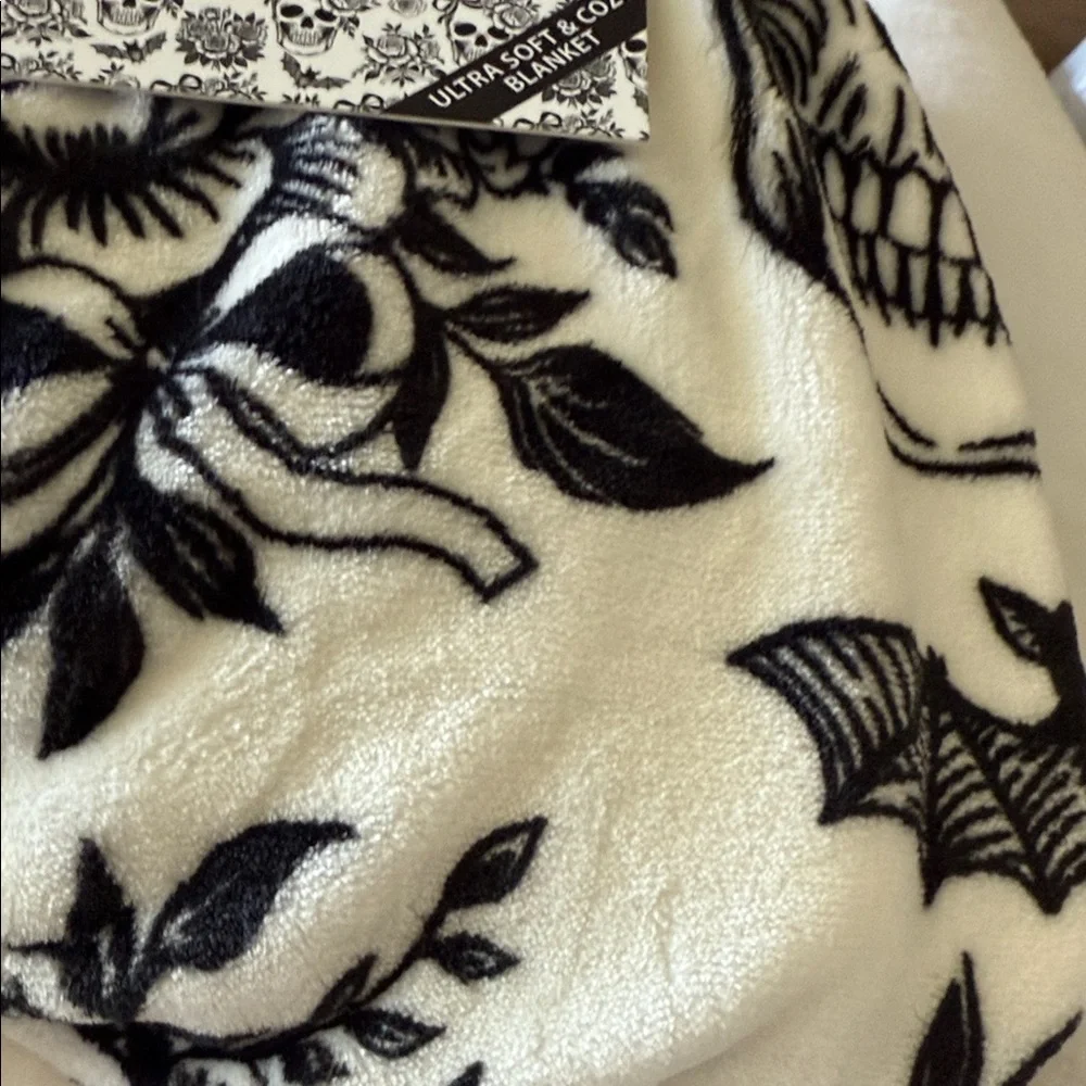 Deborah Connolly designs Halloween skull and bow queen blanket☠️🥀🦇